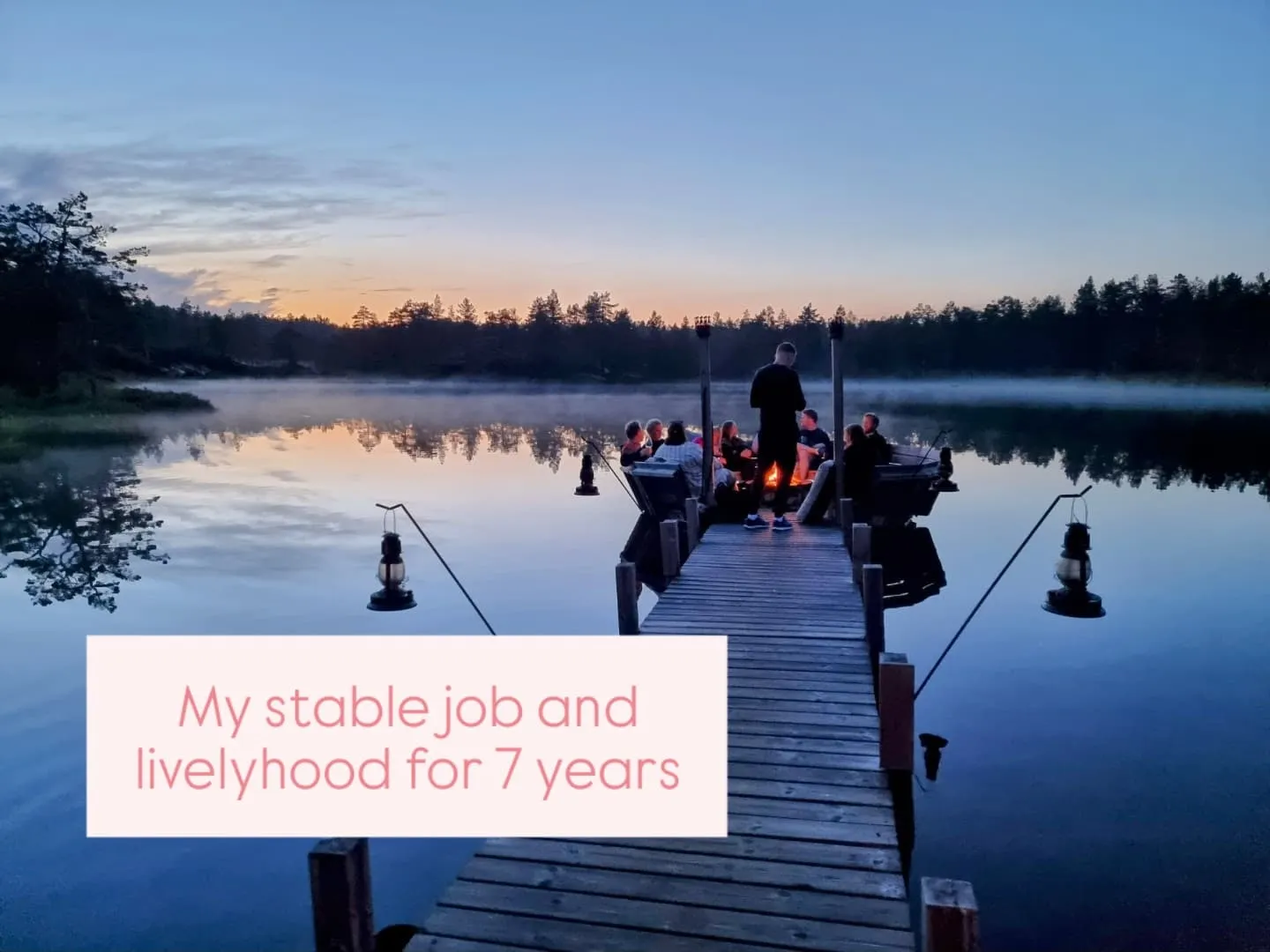 Dermaga di danau yang tenang di Norwegia saat senja, dengan beberapa orang di sekitar api unggun. Di foto tertulis «My stable job and livelyhood for 7 years».